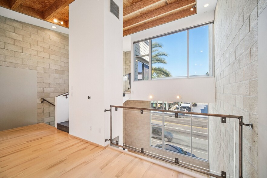 More Photos Of 717 N Highland Ave, Los Angeles Flex For Sale