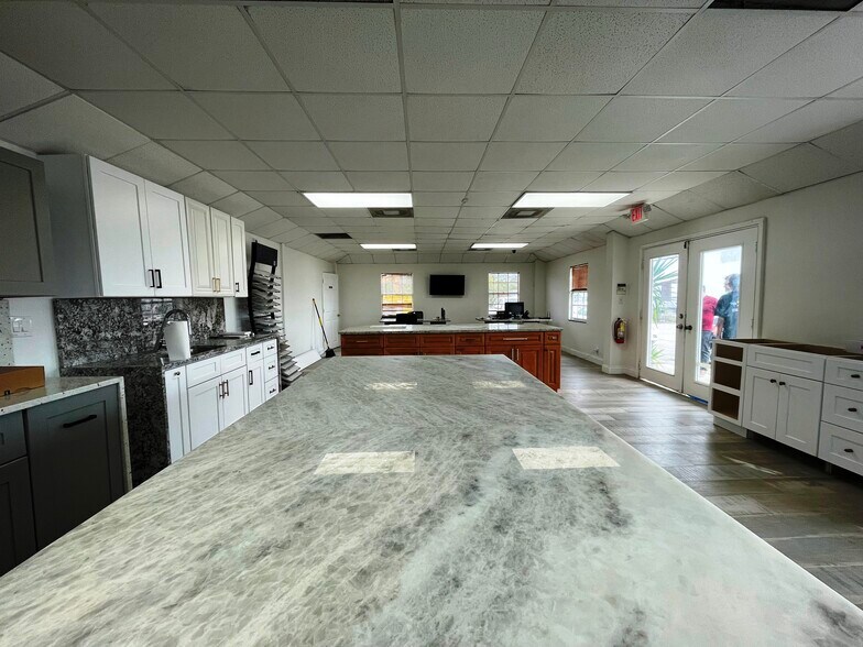 More Photos Of 3205 Hanson St, Fort Myers Warehouse For Lease