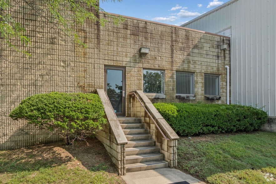 More Photos Of 3 McCullough Dr, New Castle Warehouse For Lease