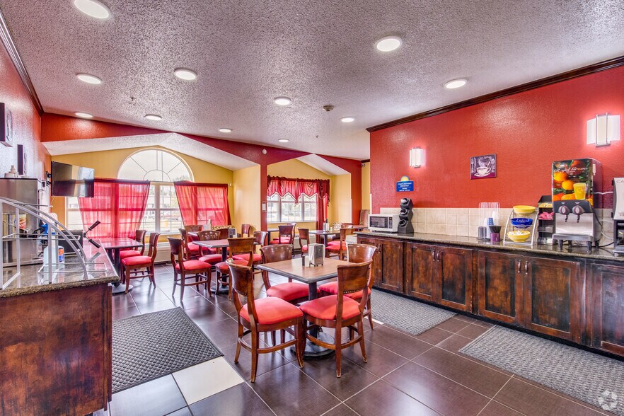 More Photos Of 1420 N Lorraine St, Hutchinson Hotel For Sale