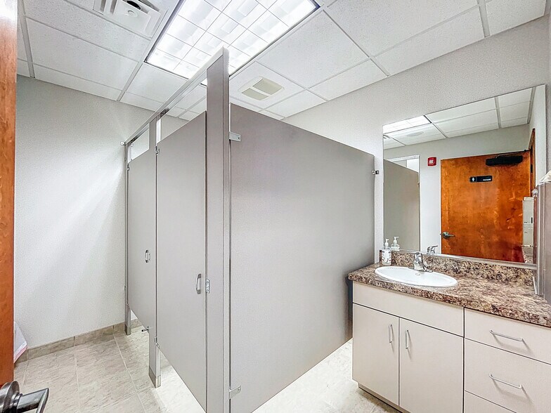 More Photos Of 5421 N 59th St, Tampa Office For Sale