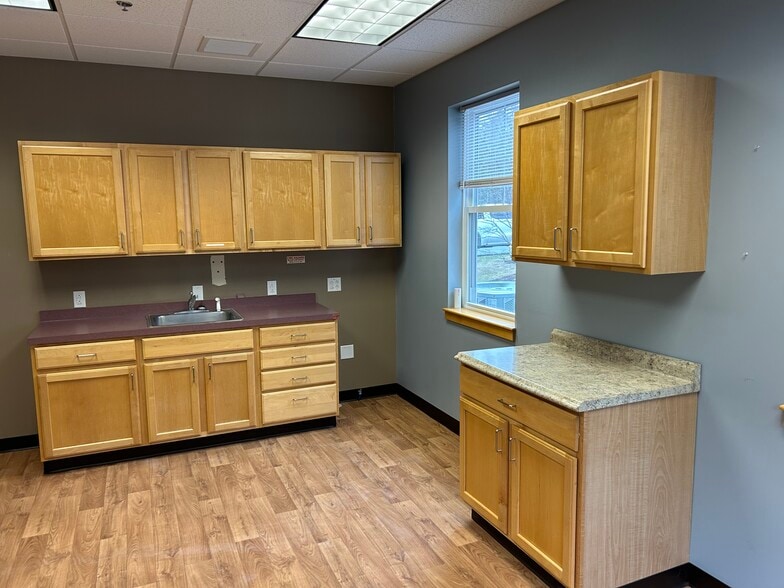 More Photos Of 45 Forest Falls Dr, Yarmouth Medical For Sale