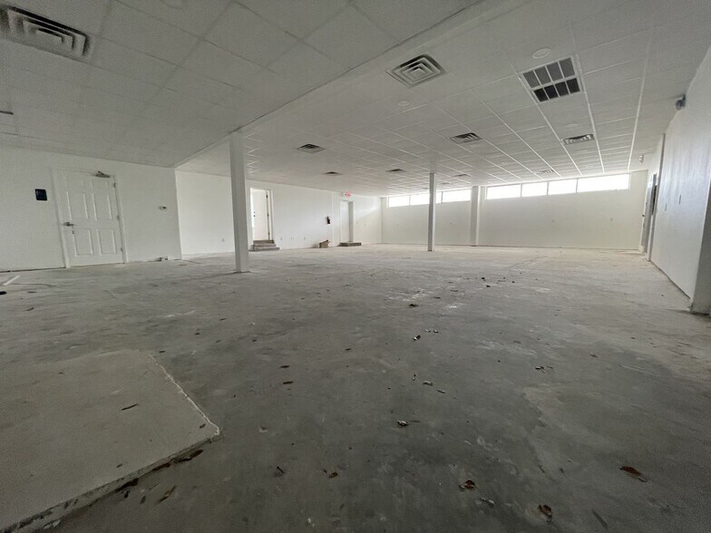 More Photos Of 400 W Cervantes St, Pensacola Flex For Lease