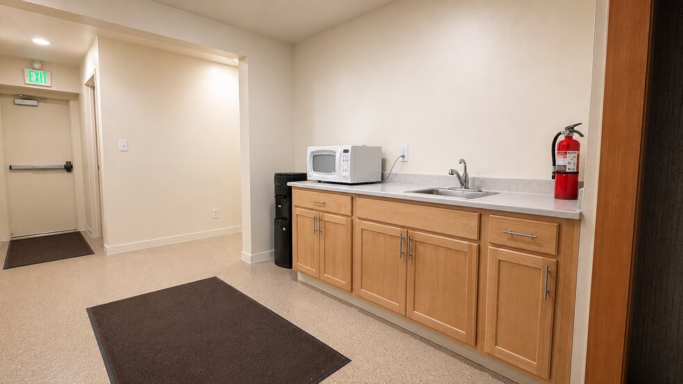 More Photos Of 480 Manor Plz, Pacifica General Retail For Lease