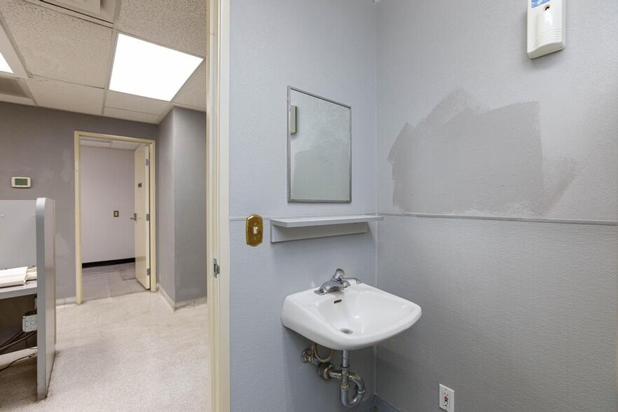 More Photos Of 872 E Sahara Ave, Las Vegas Medical For Lease