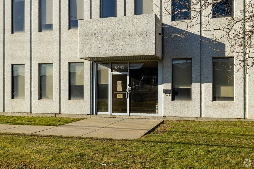 More Photos Of 6445 Ch de la Côte-de-Liesse, Montréal Distribution For Lease