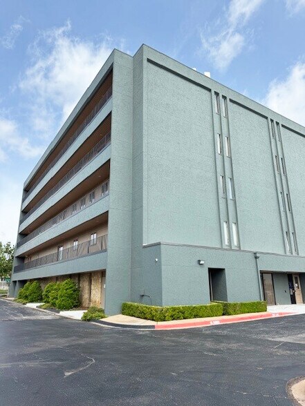 More Photos Of 2801 Parklawn Dr, Midwest City Medical For Lease
