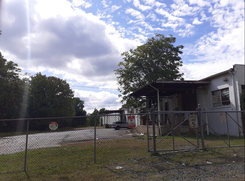 More Photos Of 20 Industrial Pl, Middletown Manufacturing For Lease