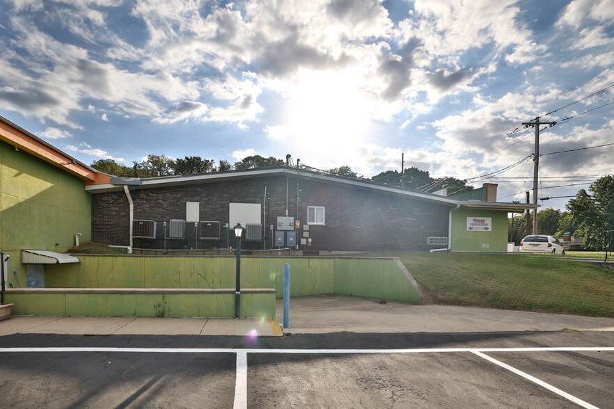 More Photos Of 107 N Bluff Rd, Collinsville Storefront For Sale