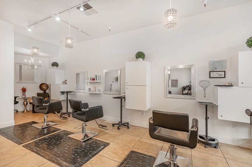 More Photos Of 9071 Windsor Rd, Windsor General Retail For Lease