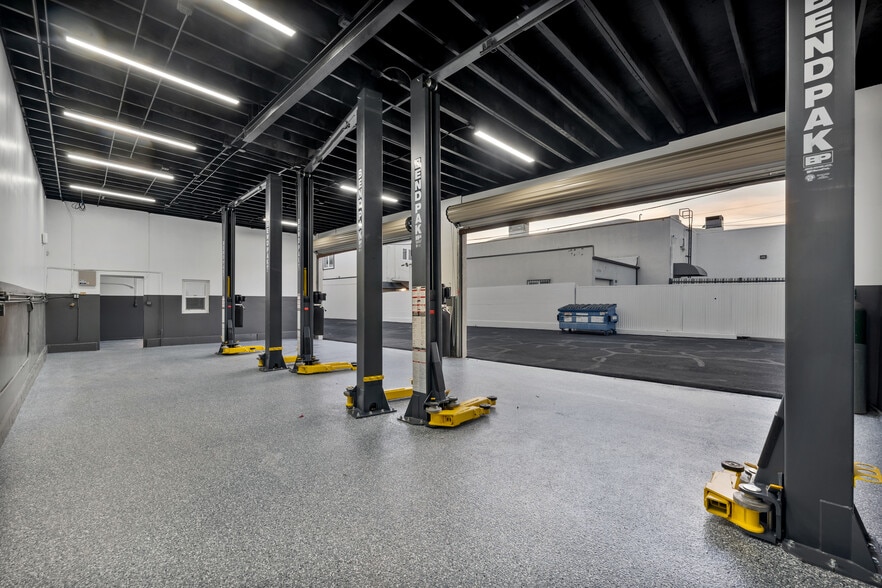 More Photos Of 17733 Chatsworth St, Granada Hills Auto Repair For Lease