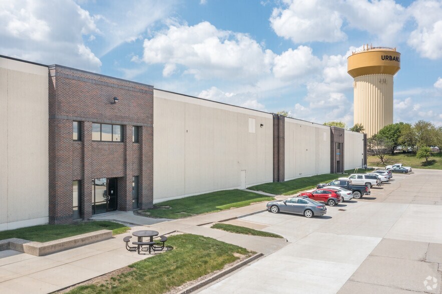 More Photos Of 4360 112th St, Urbandale Warehouse For Lease