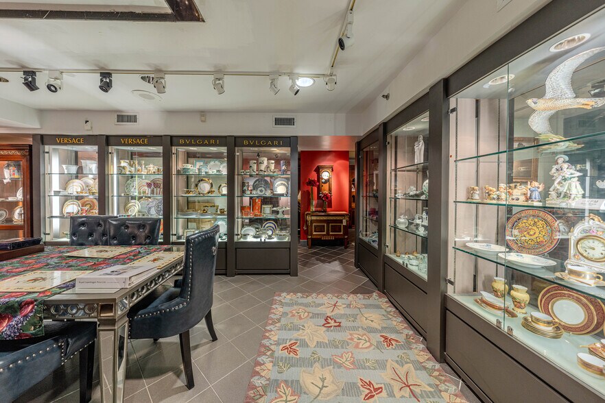 More Photos Of 560 Main St, Fort Lee Freestanding For Sale