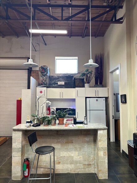 More Photos Of 1607 Dragon St, Dallas Showroom For Lease