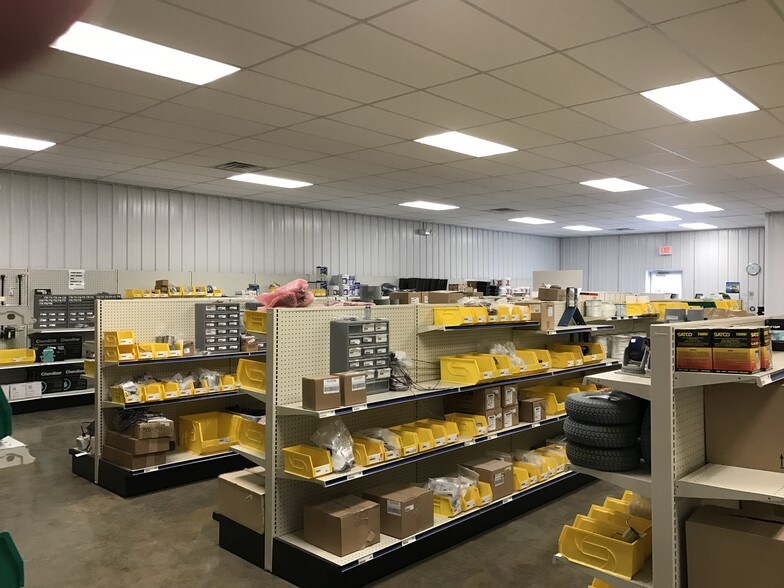 More Photos Of 315 S Sycamore St, Flora Warehouse For Lease