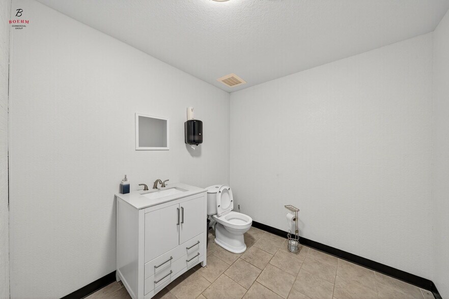 More Photos Of 833 County Road 583, La Coste Research And Development For Sale