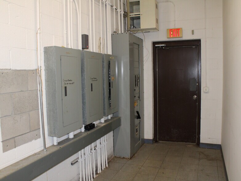 More Photos Of 7-75 W Scott St, Fond Du Lac General Retail For Sale