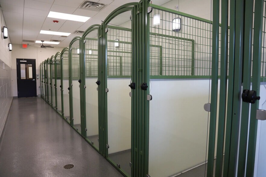 More Photos Of 2020 N Kelly Ave, Edmond Veterinarian Kennel For Sale