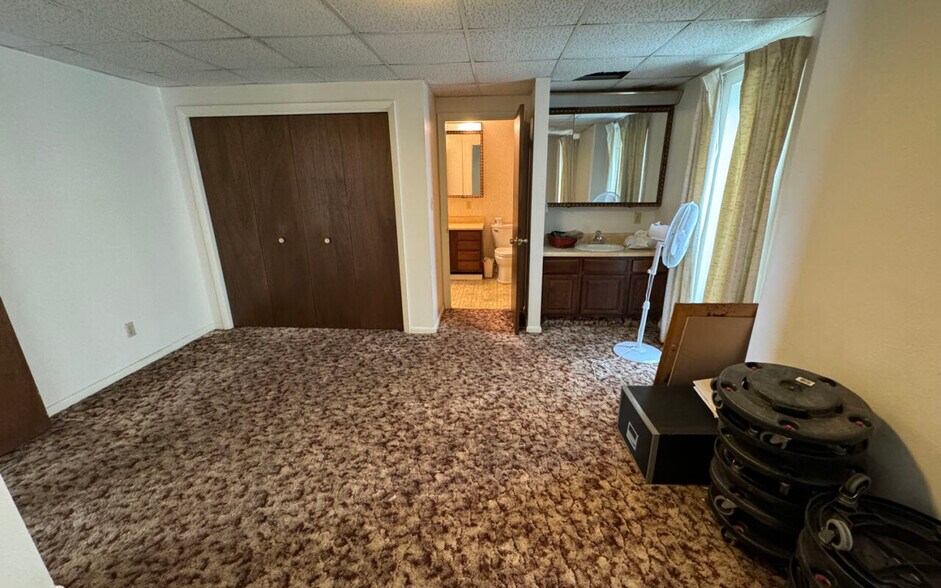 More Photos Of 425 N Broadway Ave, Riverton Light Distribution For Sale