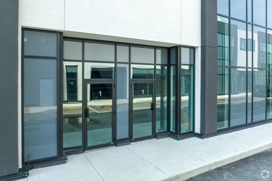 More Photos Of 5266 Solar Dr, Mississauga Manufacturing For Lease
