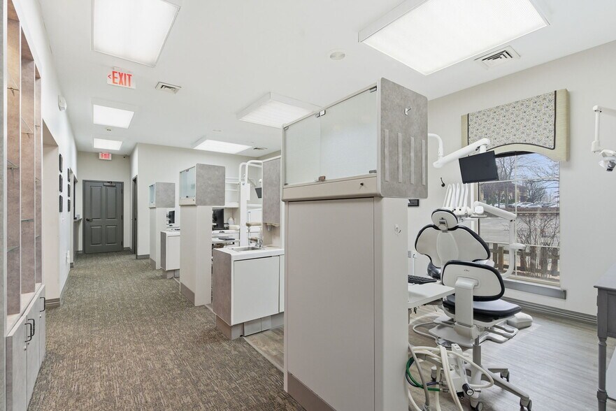 More Photos Of 2104 Chesterfield Blvd, Springfield Office For Sale