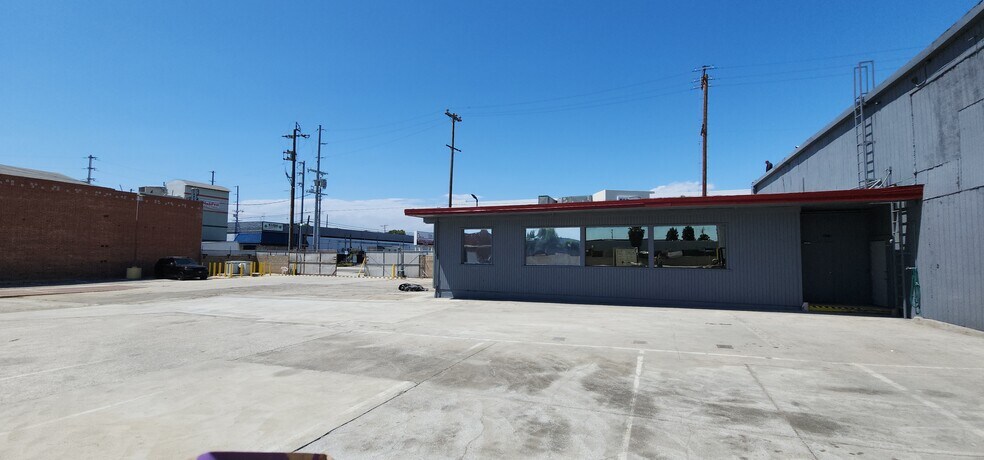 More Photos Of 16714 Schoenborn St, North Hills Land For Lease