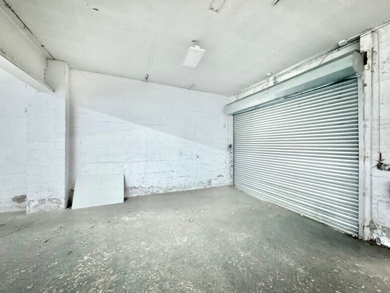 More Photos Of 120 New Hyde Park Rd, Franklin Square Showroom For Lease