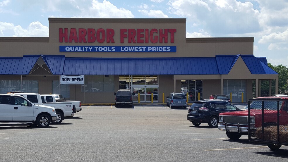Primary Photo Of 1904-1930 Highway 15, Laurel Storefront For Lease