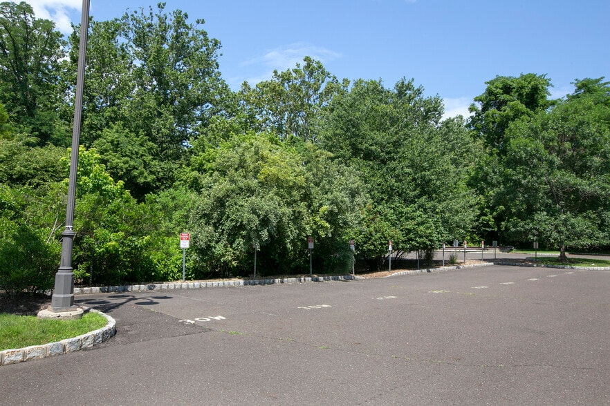 More Photos Of 30 W Bridge St, New Hope Freestanding For Lease