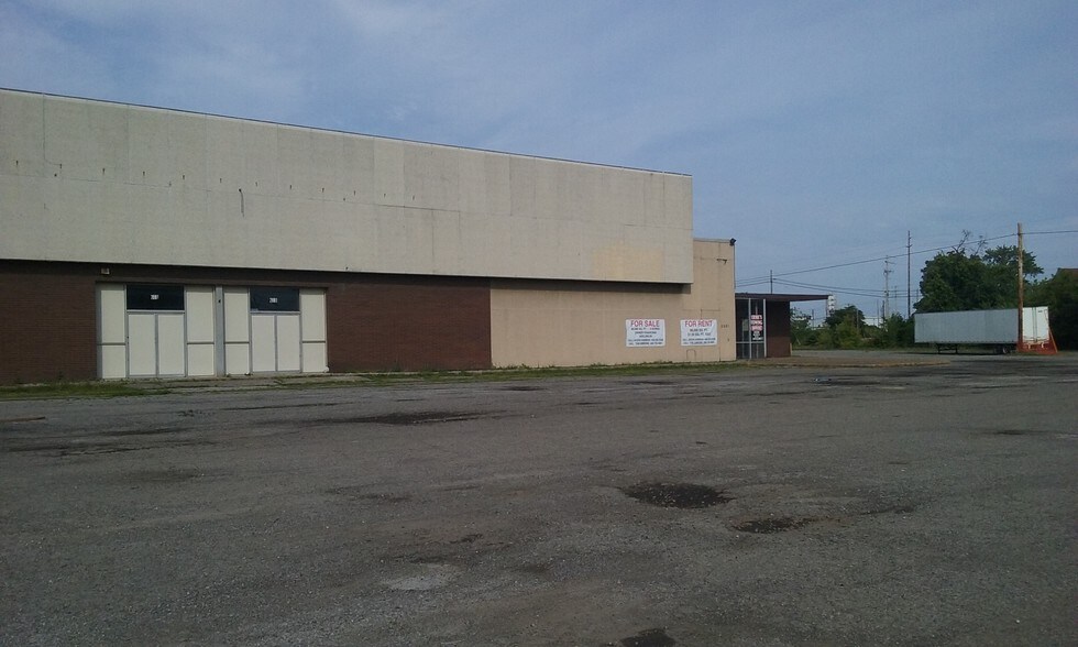 More Photos Of 2001 Elyria Ave, Lorain Warehouse For Lease
