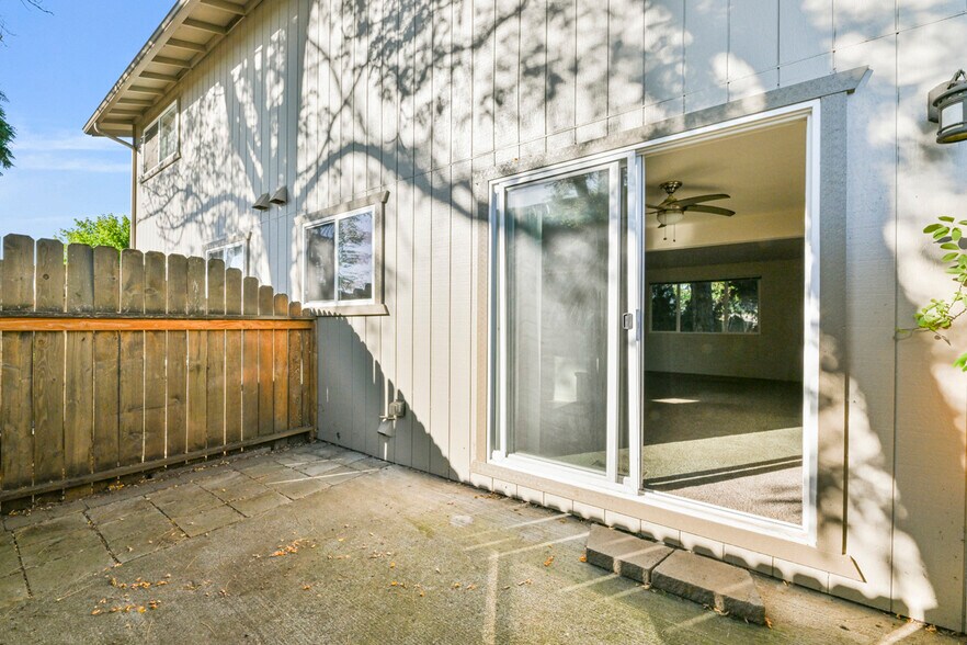 More Photos Of 437 Ash St, Central Point Apartments For Sale