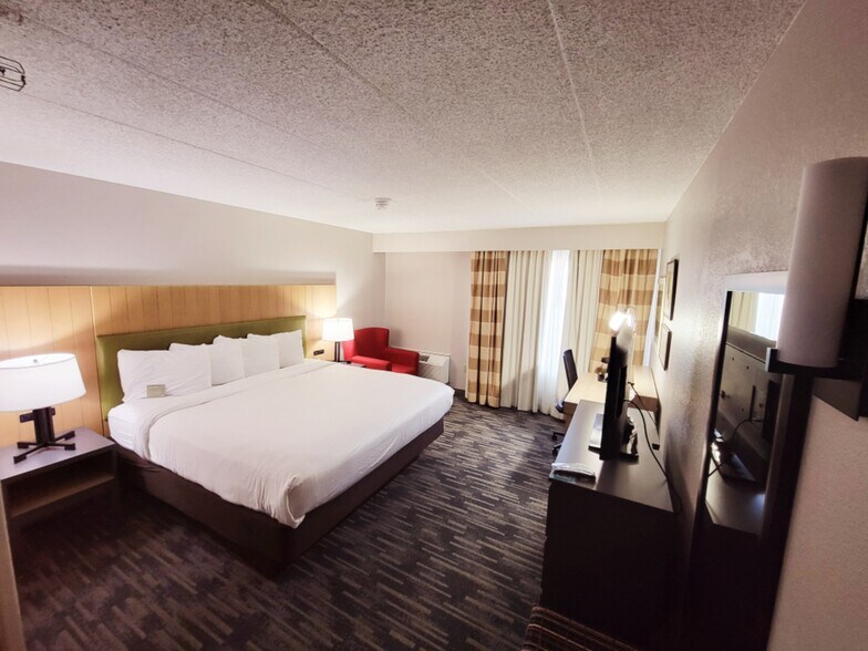 More Photos Of 1301 W Bond Cir, Lincoln Hotel For Sale