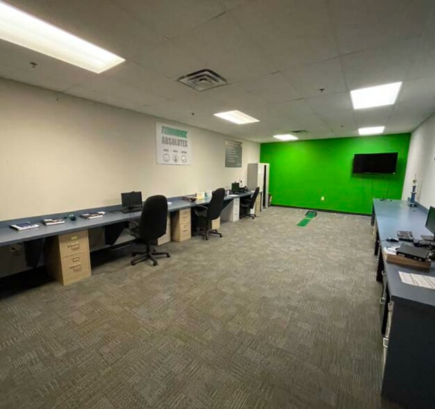 More Photos Of 4305 Muhlhauser Rd, Fairfield Warehouse For Lease