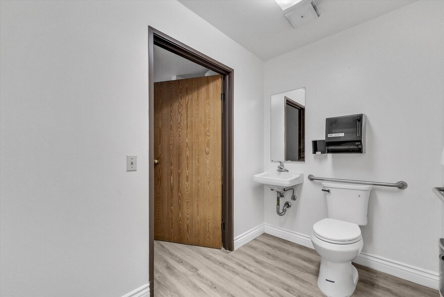 More Photos Of 15384 Arrow Blvd, Fontana Office For Lease