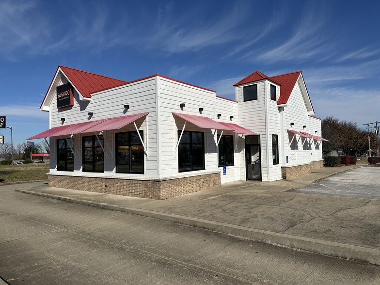 Primary Photo Of 145 N River Place Ave, Bowling Green Fast Food For Sale