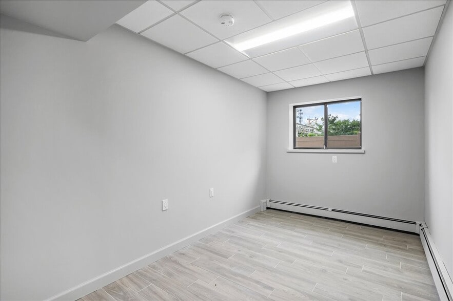 More Photos Of 2039 Palmer Ave, Larchmont Medical For Lease