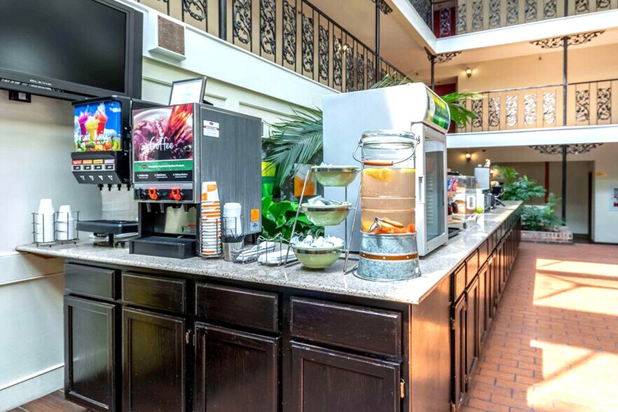 More Photos Of 658 S Westdale Dr, Wichita Hotel For Sale