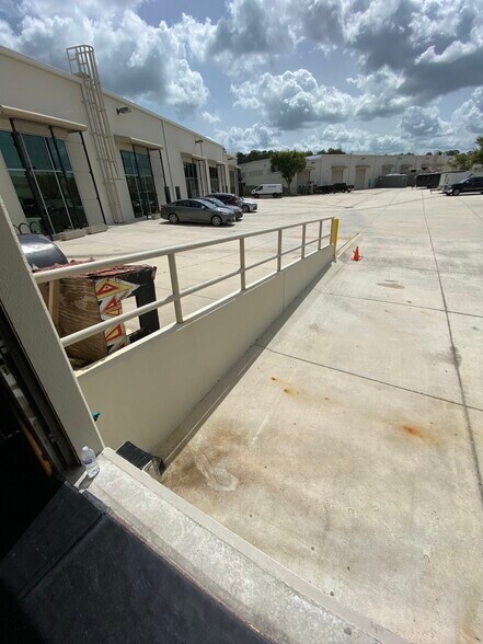 More Photos Of 6557 Hazeltine National Dr, Orlando Distribution For Lease