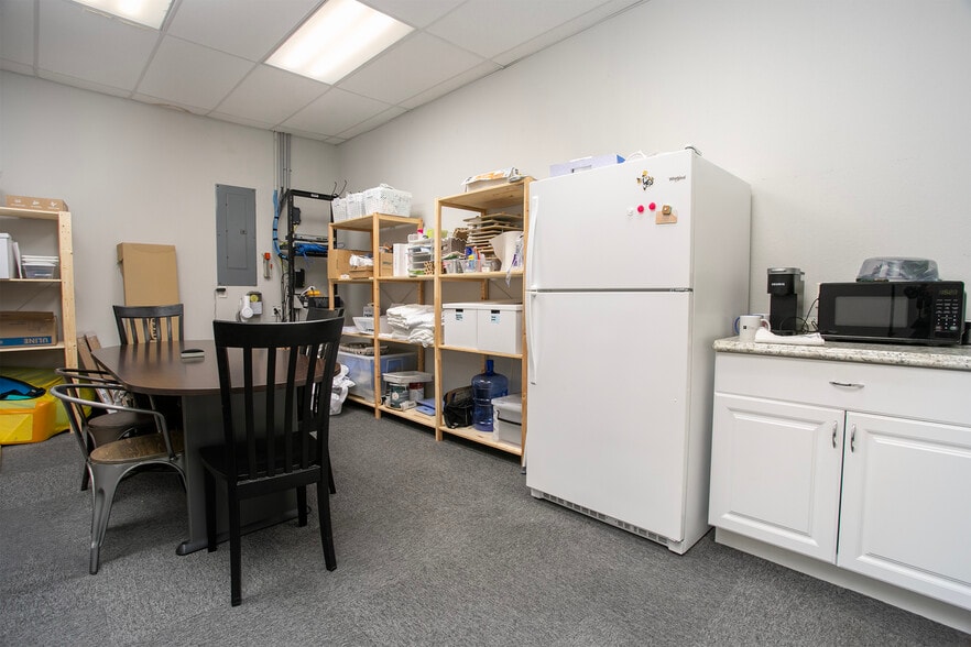 More Photos Of 16637 Old Jacksonville Hwy, Tyler Storefront Retail Office For Lease