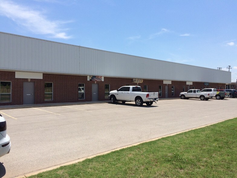 More Photos Of 2350 S Midwest Blvd, Oklahoma City Light Manufacturing For Lease