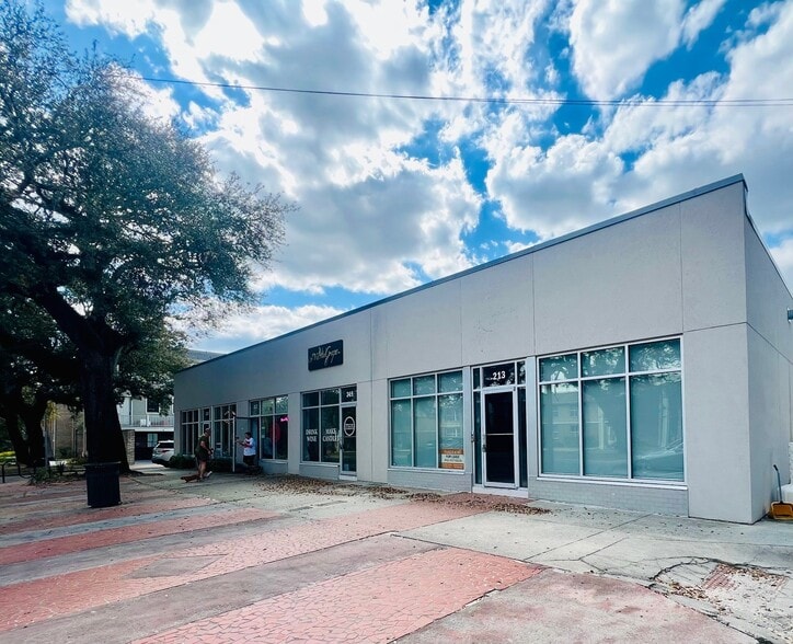 Primary Photo Of 213-219 E Broad St, Savannah Storefront For Lease