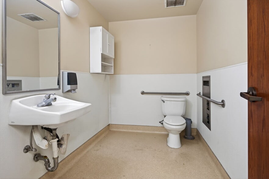 More Photos Of 948 E Main St, Santa Paula Bank For Sale