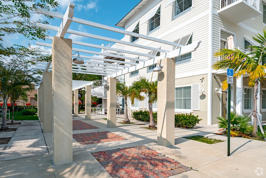 More Photos Of 15801 Biscayne Blvd, North Miami Beach Unknown For Lease