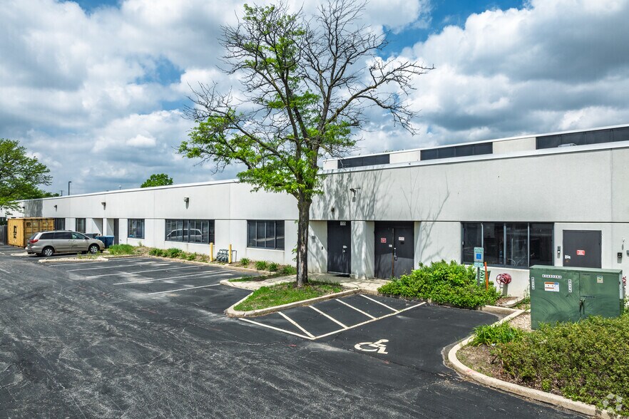 More Photos Of 105-195 W Central Rd, Schaumburg Loft Creative Space For Lease