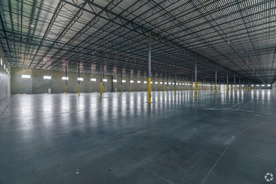 More Photos Of 6200 N Stemmons Fwy, Sanger Distribution For Lease