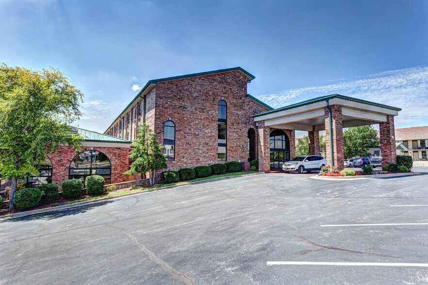 More Photos Of 3257 Shepherd of the Hills Expy, Branson Hotel For Sale
