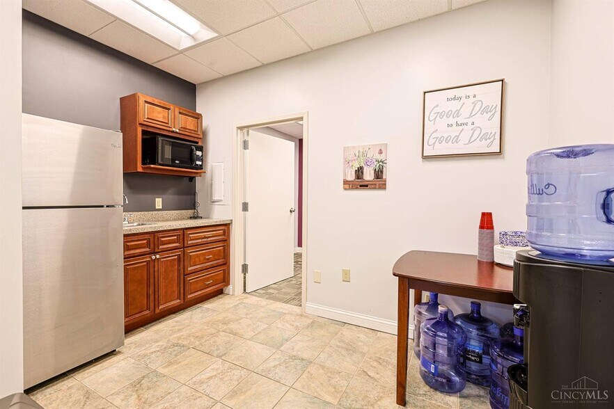 More Photos Of 5630 Bridgetown Rd, Cincinnati Office For Sale