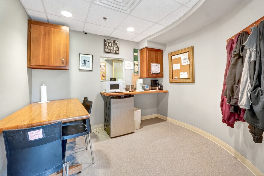 More Photos Of 140 Summer St, Holliston Veterinarian Kennel For Sale