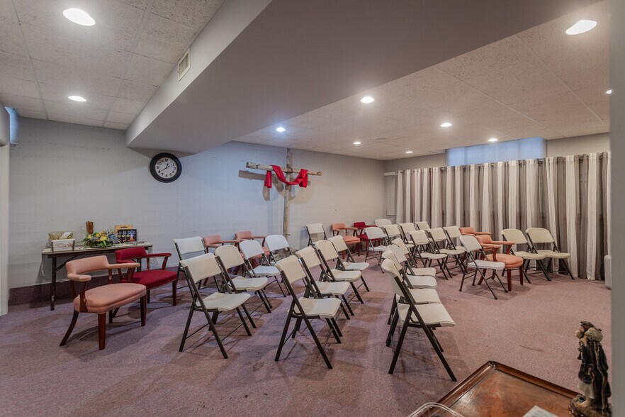 More Photos Of 406 W Spotswood Trl, Elkton Storefront For Sale
