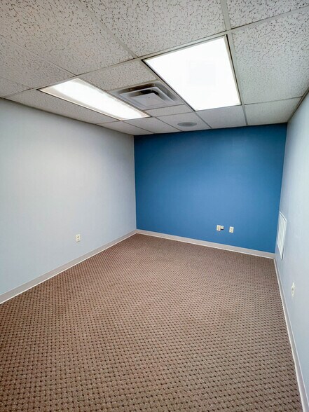 More Photos Of 496 Old Route 66, Saint Robert Office For Lease